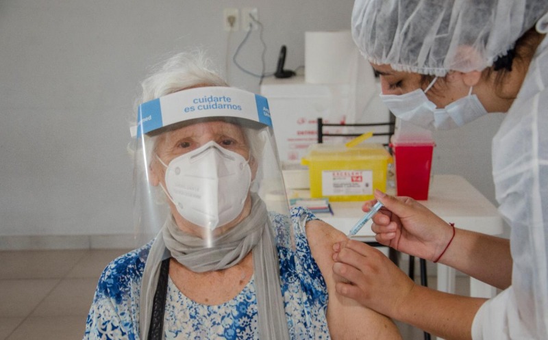 Se retom la vacunacin a mayores de 70 aos con la Sinopharm
